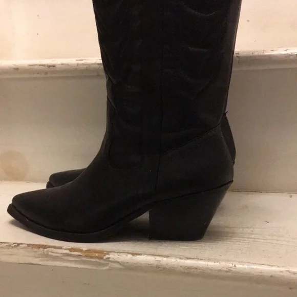 Women's Black Pointed-Toe Western Knee-High Heeled Boots - Picture 10 of 17